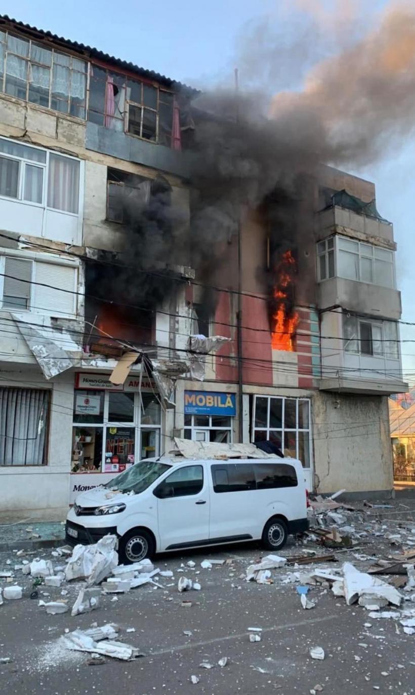 UPDATE Explozie urmată de incendiu într-un bloc din Însurăței, județul Brăila. Două apartamente distruse, alte două locuinţe şi trei spaţii comerciale afectate 