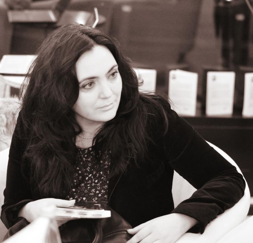 Andreea Răsuceanu:  „Literatura te trage cu totul în interiorul ei, te acaparează, nu mai poți și nici nu mai vrei să faci altceva”