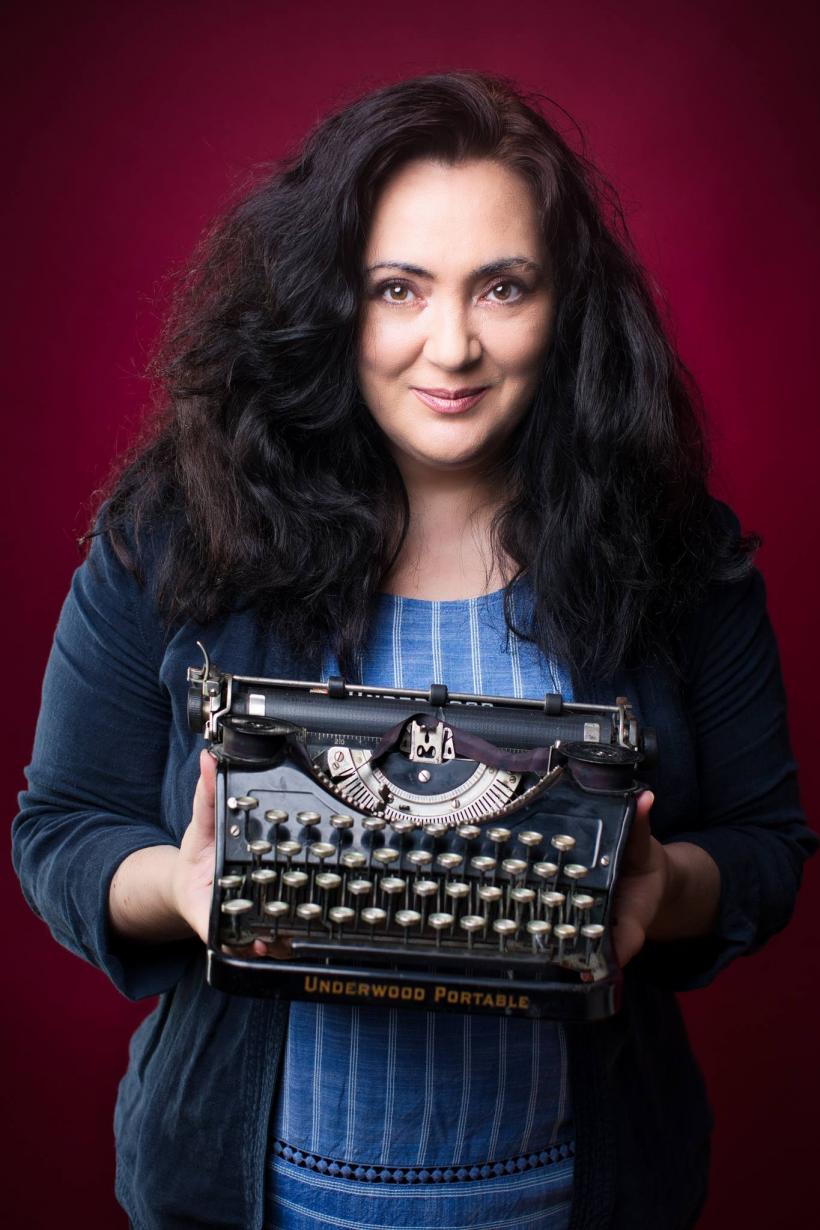 Andreea Răsuceanu:  „Literatura te trage cu totul în interiorul ei, te acaparează, nu mai poți și nici nu mai vrei să faci altceva” 18982498