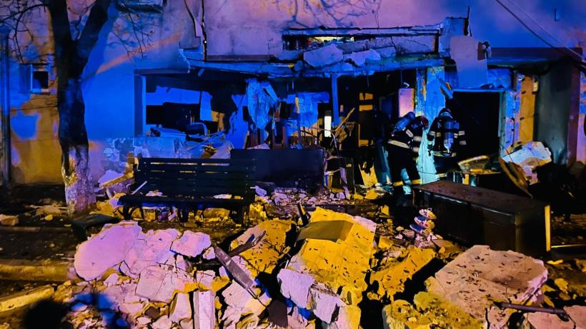 Explozie de butelie într-un bloc din Buftea: doi răniți, mobilizare masivă de forțe și evacuări pe 50 de metri. ISU: Există risc de prăbuşire