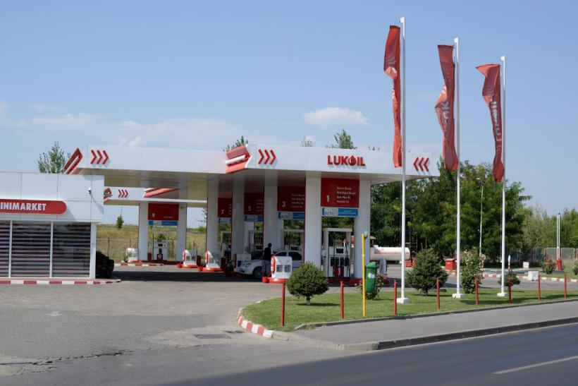 Trei companii și-au manifestat intenția de a cumpăra rafinăria și benzinăriile Lukoil din România