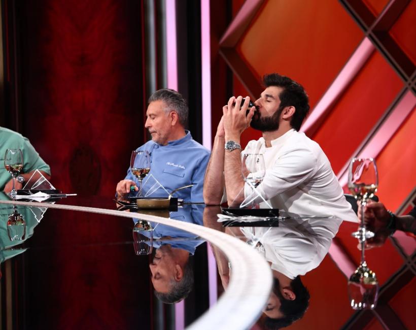 Chef Richard a câștigat aseară bomba la Chefi la cuțite. Diseară: al treilea cuțit de aur în audiții și încă o bombă aruncată în joc de Irina! 18982805