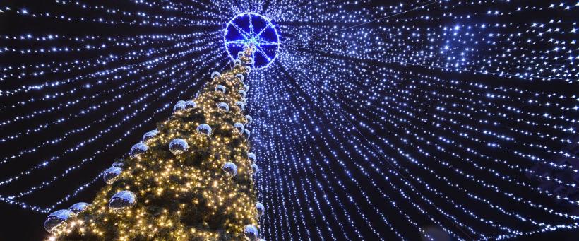 Luminile de sărbători, aprinse sâmbătă în Capitală. Se deschide și Târgul de Crăciun din Piața Constituției