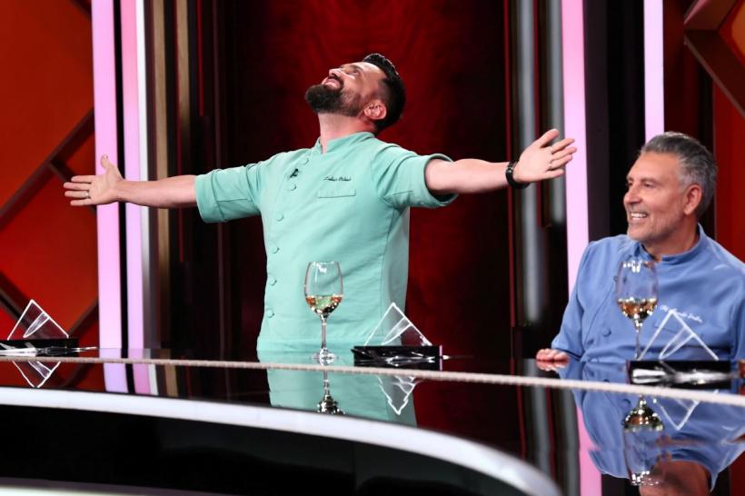 Chefi la cuțite, lider de audiență cu ediția de ieri seară. Chef Ștefan Popescu i-a dat cuțitul de aur lui Tal Berkovich, iar Chef Orlando Zaharia a câștigat bomba 18982993