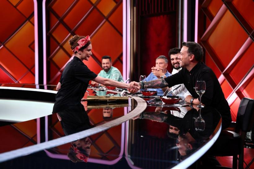 Chefi la cuțite, lider de audiență cu ediția de ieri seară. Chef Ștefan Popescu i-a dat cuțitul de aur lui Tal Berkovich, iar Chef Orlando Zaharia a câștigat bomba