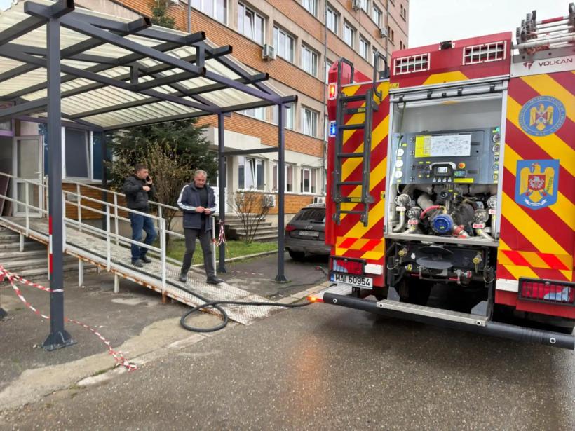 Incendiu la Spitalul Județean Reșița: fum dens, Planul Roșu activat și pacienți evacuați 18983053