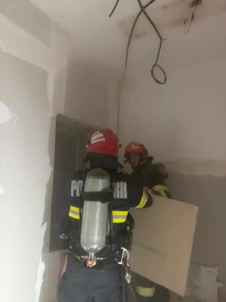 Incendiu la Spitalul Județean Reșița: fum dens, Planul Roșu activat și pacienți evacuați 18983056