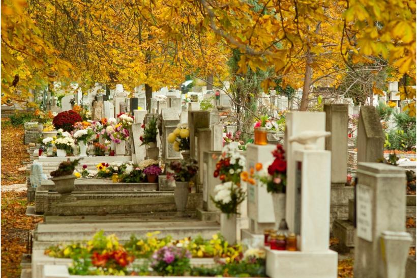 Cum organizezi o înmormântare astfel încât să îți faci datoria, dar nici să nu cheltui o avere