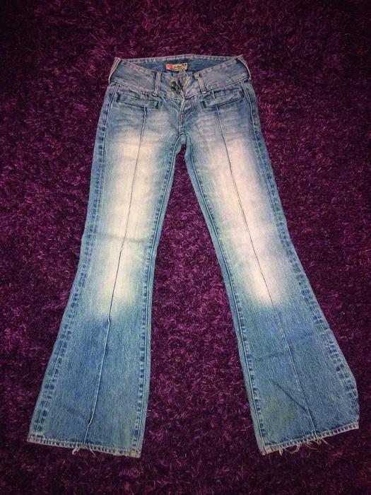 Moda, ca evadare: adolescenții și libertatea dintre cusături 18983067