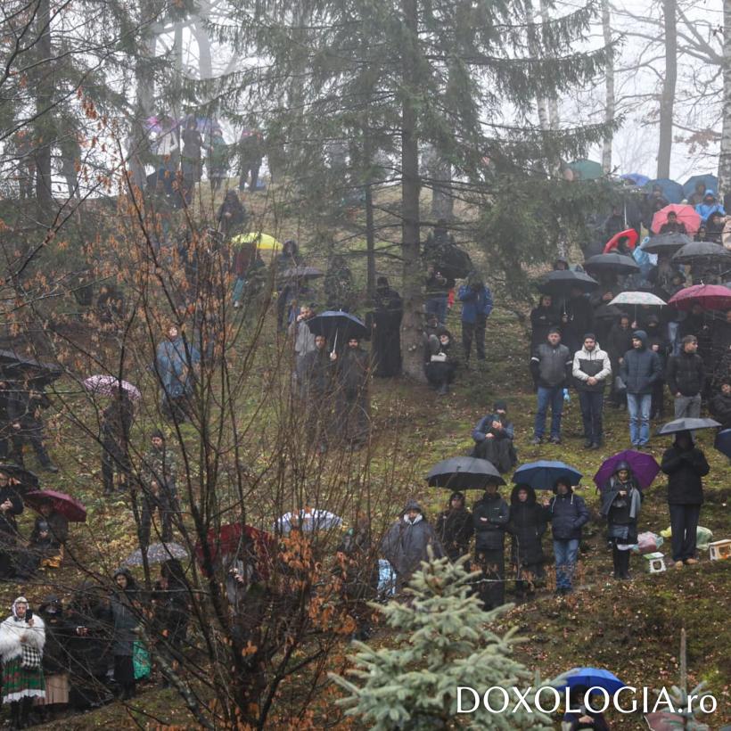 Canonizarea lui Arsenie Boca: Zeci de pelerini au leșinat la Mănăstirea Prislop
