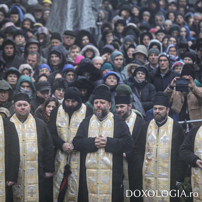 Canonizarea lui Arsenie Boca: Zeci de pelerini au leșinat la Mănăstirea Prislop 18983299
