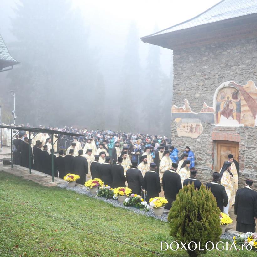 Canonizarea lui Arsenie Boca: Zeci de pelerini au leșinat la Mănăstirea Prislop 18983301