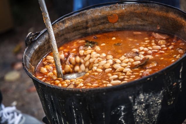 Cât costă un pahar de vin fiert și o porție de fasole cu ciolan la târgurile de Crăciun din Capitală