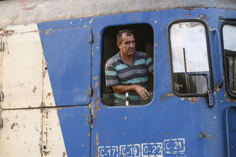 Incident grav în Caraș-Severin. Un tren al CFR a lovit un echipament feroviar