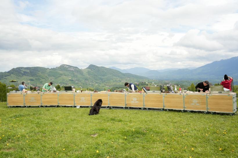 Amuletă grea, diseară, la Chefi la cuțite: jurații gătesc la 1.200 metri altitudine, 18983405