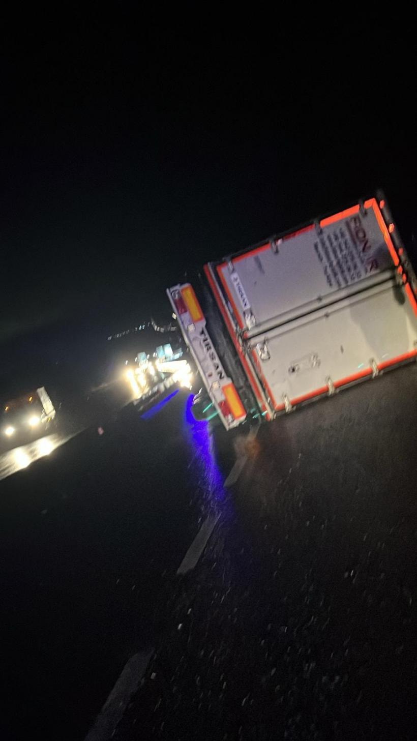 Ploi, zăpadă, ceață și restricții de circulație pe drumurile din România