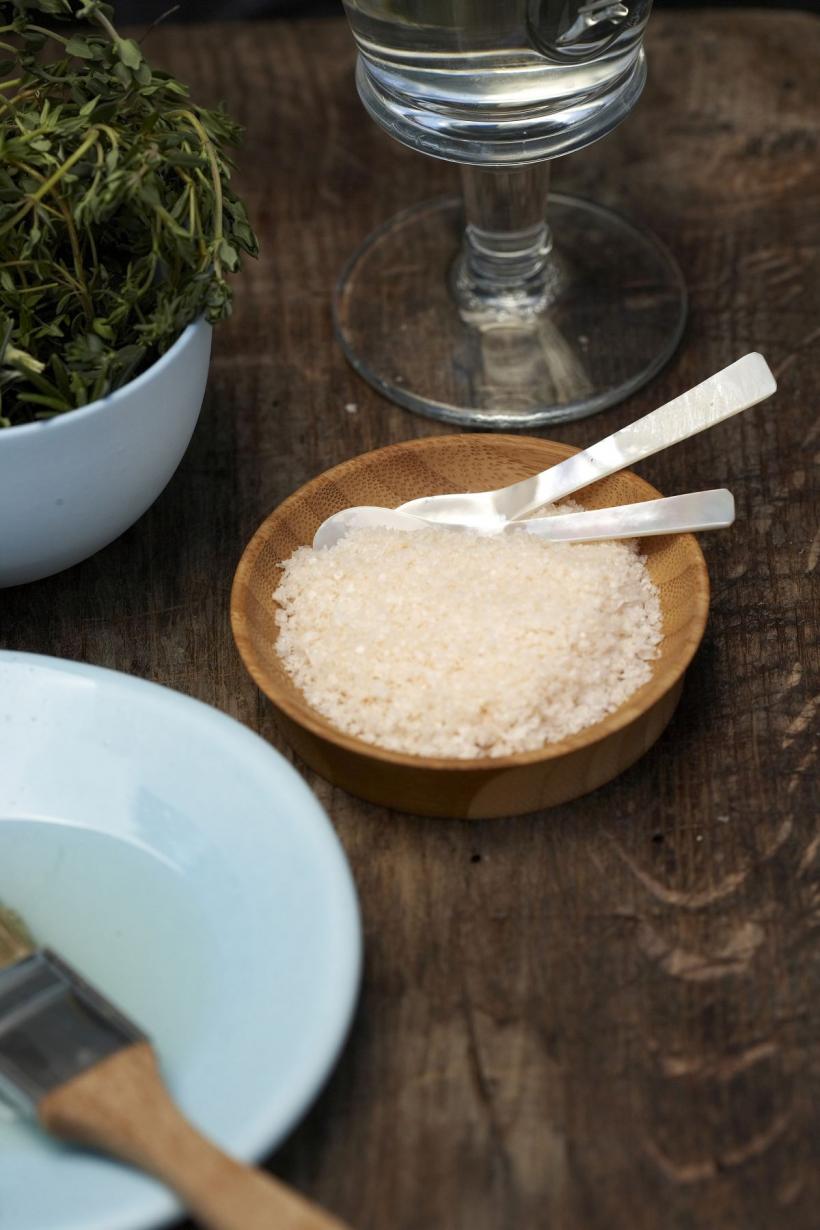 Aromă și relaxare: Magia amestecului de sare grunjoasă și rozmarin