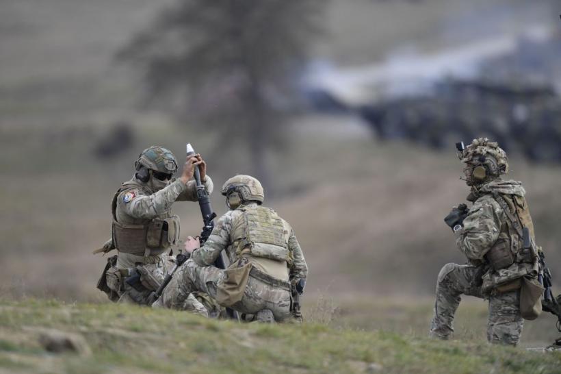NATO se pregătește pentru o posibilă confruntare cu Rusia, în timp ce SUA își retrag trupele din Europa. Exercițiul militar de la Cincu arată cât de nepregătiți suntem