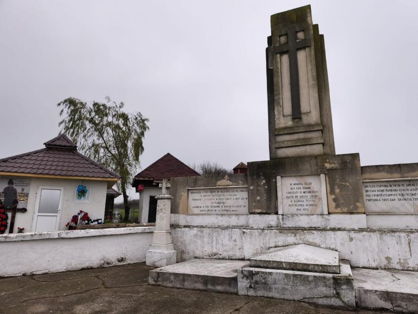 REPORTAJ - Ziua Națională, în cimitirele uitate ale eroilor: „Cin` să vină pe la soldați?” Mormintele de la Valea Plopilor 18983592