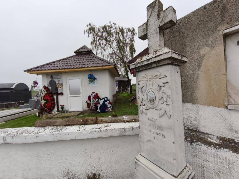 REPORTAJ - Ziua Națională, în cimitirele uitate ale eroilor: „Cin` să vină pe la soldați?” Mormintele de la Valea Plopilor 18983593