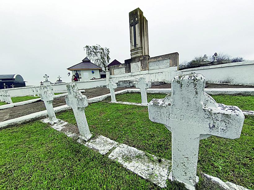 REPORTAJ - Ziua Națională, în cimitirele uitate ale eroilor: „Cin` să vină pe la soldați?” Mormintele de la Valea Plopilor 18983595