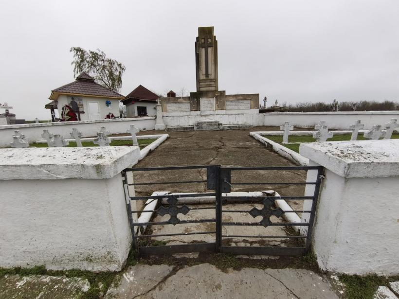 REPORTAJ - Ziua Națională, în cimitirele uitate ale eroilor: „Cin` să vină pe la soldați?” Mormintele de la Valea Plopilor 18983597