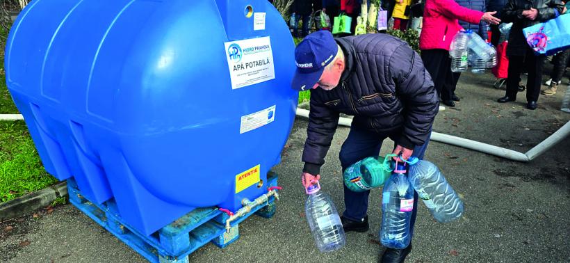 Peste 100.000 de prahoveni cară apa în bidoane. Doar comuna Cornu are apă potabilă, în zona afectată de colmatarea barajului de la Paltinu 18983788