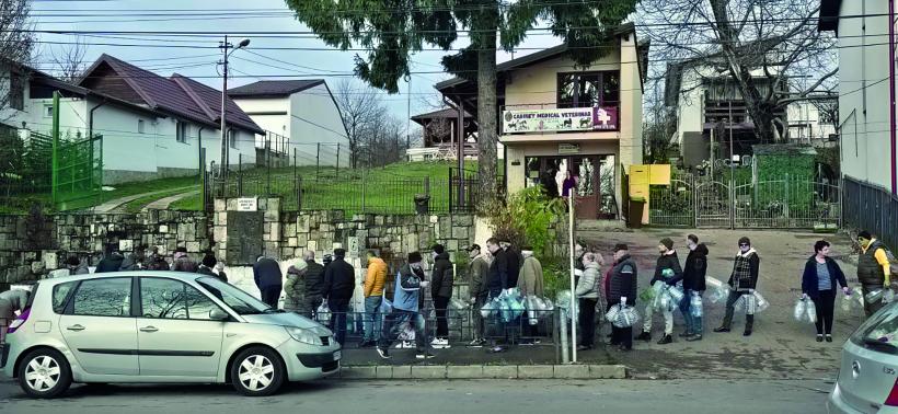 Peste 100.000 de prahoveni cară apa în bidoane. Doar comuna Cornu are apă potabilă, în zona afectată de colmatarea barajului de la Paltinu 18983789