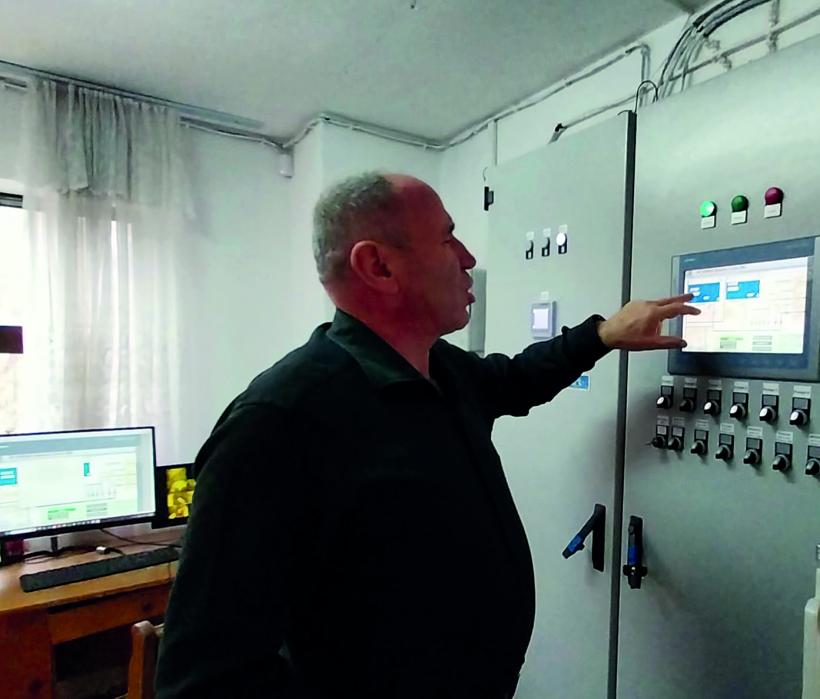 Peste 100.000 de prahoveni cară apa în bidoane. Doar comuna Cornu are apă potabilă, în zona afectată de colmatarea barajului de la Paltinu 18983791