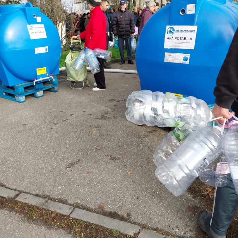 Peste 100.000 de prahoveni cară apa în bidoane. Doar comuna Cornu are apă potabilă, în zona afectată de colmatarea barajului de la Paltinu 18983793