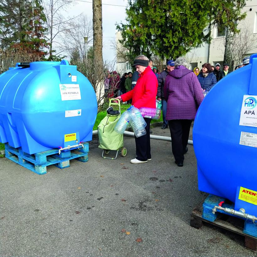 Peste 100.000 de prahoveni cară apa în bidoane. Doar comuna Cornu are apă potabilă, în zona afectată de colmatarea barajului de la Paltinu 18983794