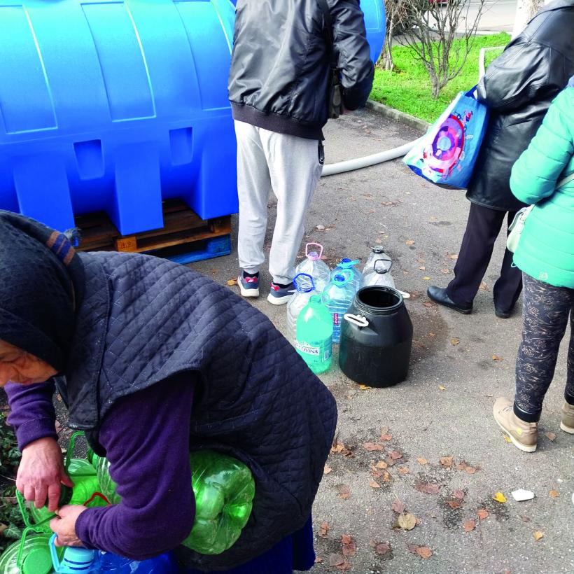 Peste 100.000 de prahoveni cară apa în bidoane. Doar comuna Cornu are apă potabilă, în zona afectată de colmatarea barajului de la Paltinu 18983795