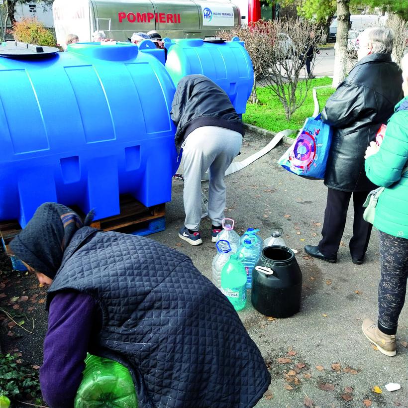 Peste 100.000 de prahoveni cară apa în bidoane. Doar comuna Cornu are apă potabilă, în zona afectată de colmatarea barajului de la Paltinu 18983796