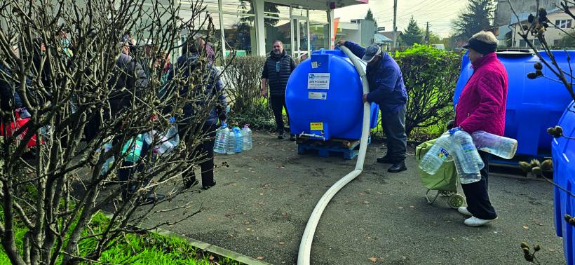 Peste 100.000 de prahoveni cară apa în bidoane. Doar comuna Cornu are apă potabilă, în zona afectată de colmatarea barajului de la Paltinu 18983798