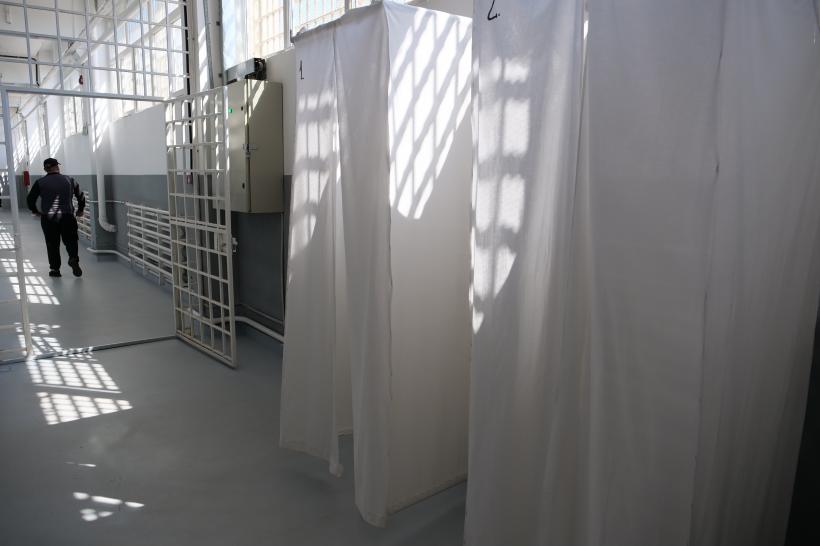 Agenți de penitenciar, prinși că băgau droguri în celule