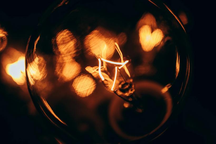 Noiembrie, prima lună care aduce prețuri la energia electrică mai mici