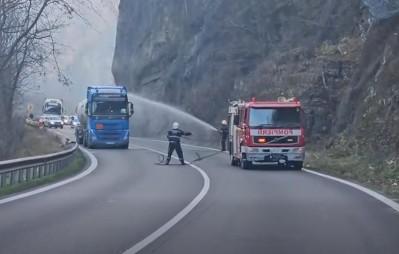 Pericol de explozie: Valea Oltului, închisă în această noapte din cauza cisternei din care se scurge GPL