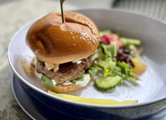 Burgerii de vită înlocuiți cu cei din carne de căprioară pe stadioanele britanice