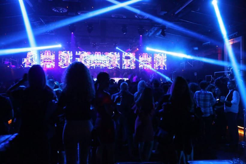 „Loosen Up”: Un debut muzical care arată deja ca un veritabil testament artistic. Proiectul românesc devenit fenomen internațional