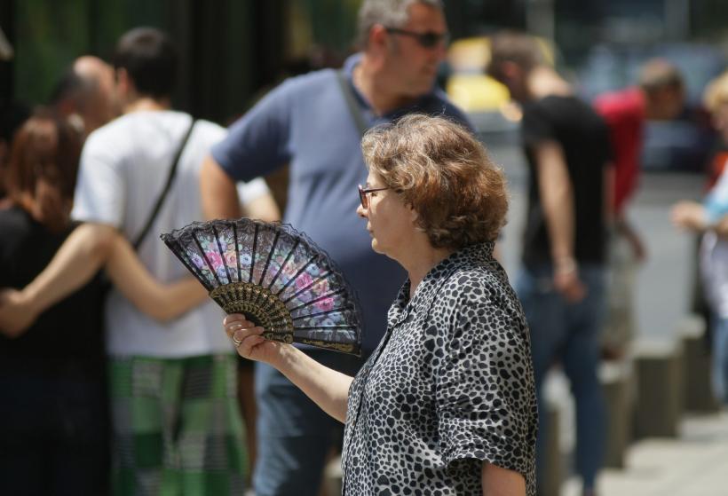 România în declin demografic: Nașterile și decesele au urcat rapid în octombrie 2025. Sporul natural rămâne puternic negativ