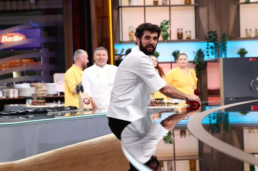 Victorie pentru echipa galbenă a lui Chef Sautner ieri, la Chefi la cuțite. Chef Richard deschide diseară ostilitățile cu o amuletă grea: ”Vreau să-mi iau revanșa!” 18984988