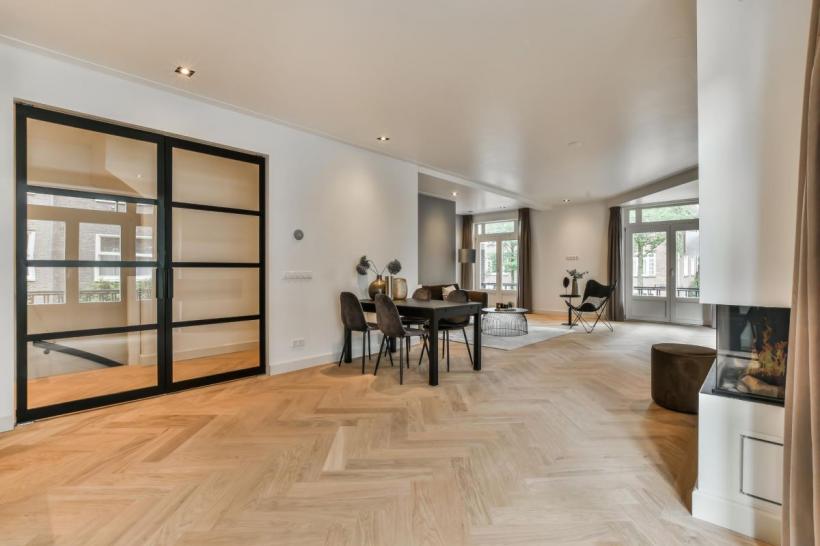 Parchetul Herringbone, asul din mâneca arhitecților și creatorilor de atmosfere