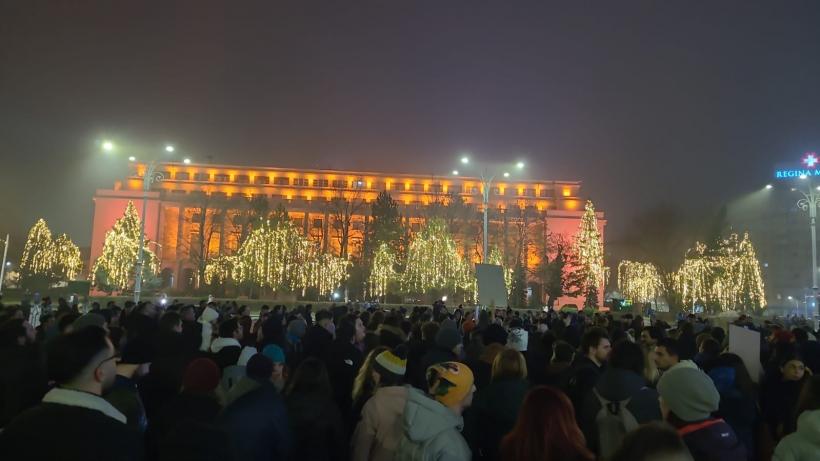 Protest în Piața Victorie, după documentarul Recorder. Câteva sute de oameni  cer demisia Liei Savonea