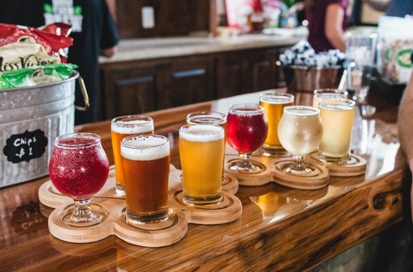 Creșterea prețurilor la alcool împinge românii spre băuturi nefiscalizate și riscante