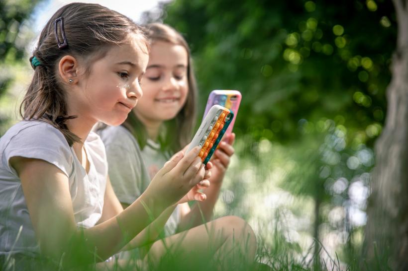 Avertisment UNICEF: scoaterea copiilor de pe rețelele sociale este periculoasă