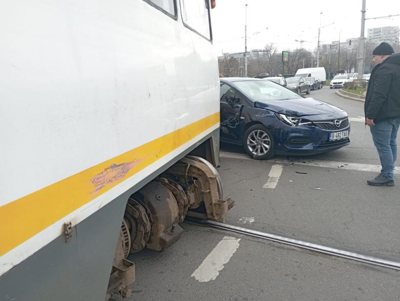 Haos în intersecția Obor! Tramvai scăpat de sub control sare de pe șine și lovește o mașină 18985356