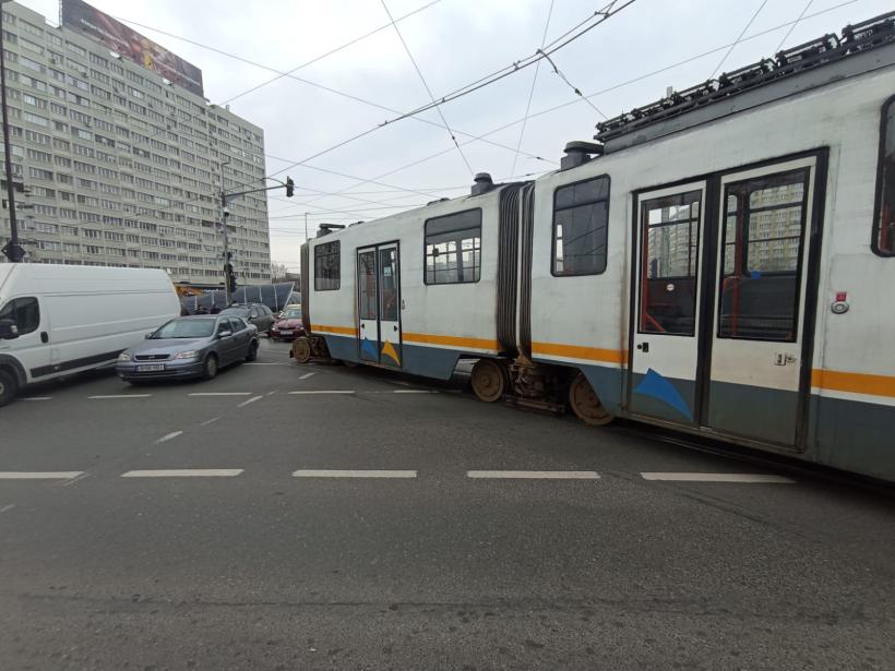 Haos în intersecția Obor! Tramvai scăpat de sub control sare de pe șine și lovește o mașină 18985357