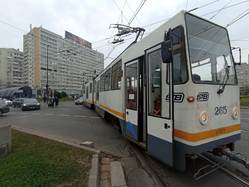 Haos în intersecția Obor! Tramvai scăpat de sub control sare de pe șine și lovește o mașină 18985358