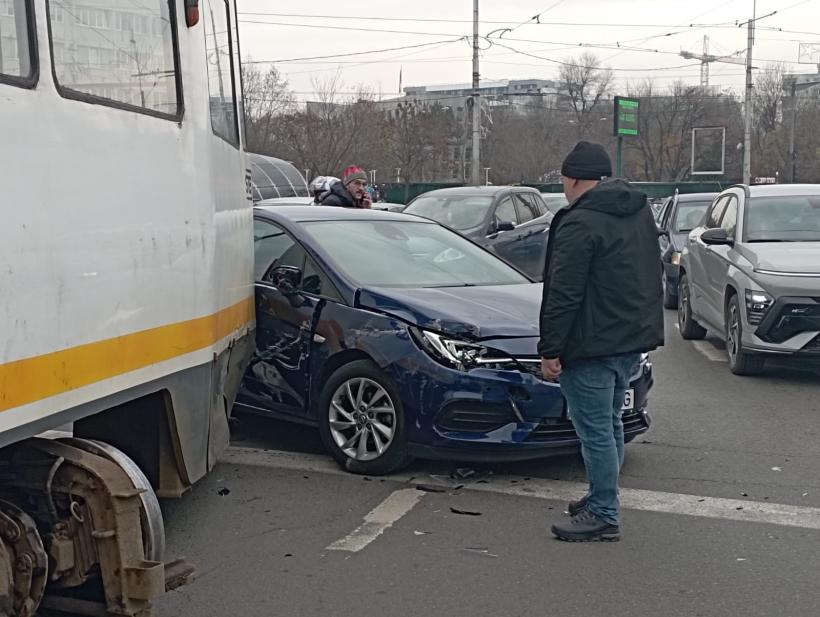 Haos în intersecția Obor! Tramvai scăpat de sub control sare de pe șine și lovește o mașină 18985359