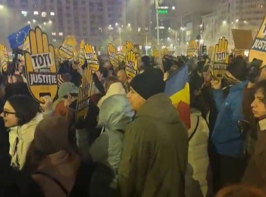 A patra zi de proteste în Piața Victoriei: „Justiție, nu corupție”